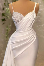 Robe de bal blanche élégante sans manches ornée de perles