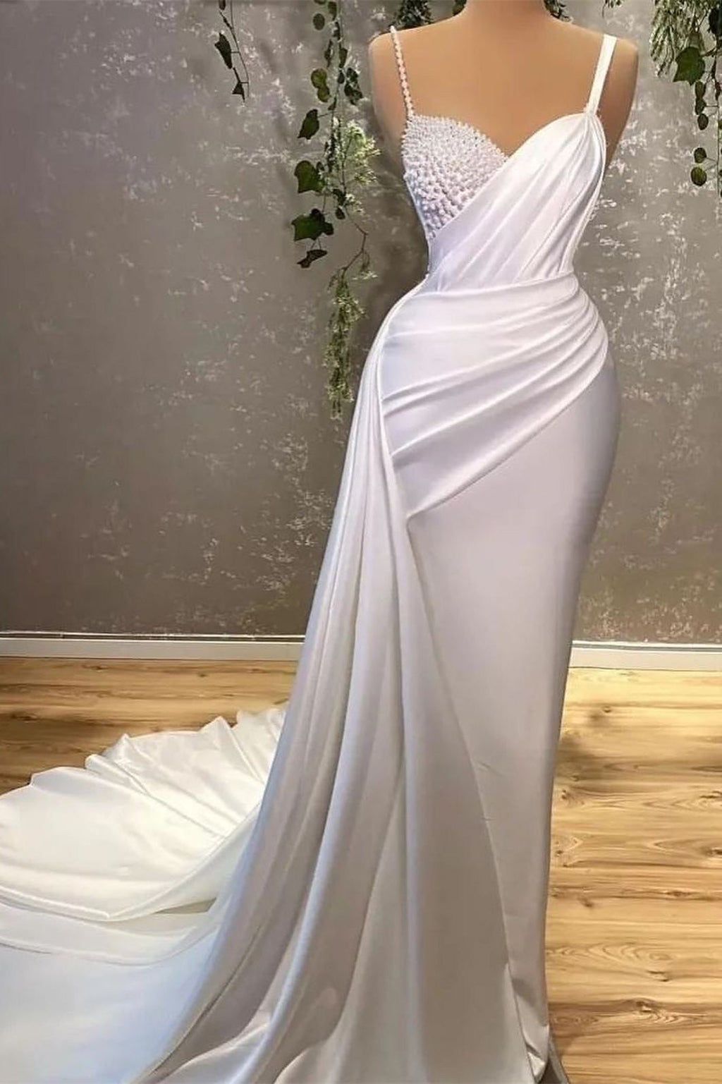 Robe de bal blanche élégante sans manches ornée de perles