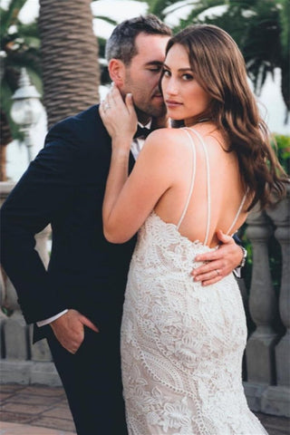 Elegantes vestidos de novia blancos de corte sirena, con escote en V, espalda descubierta y encaje.