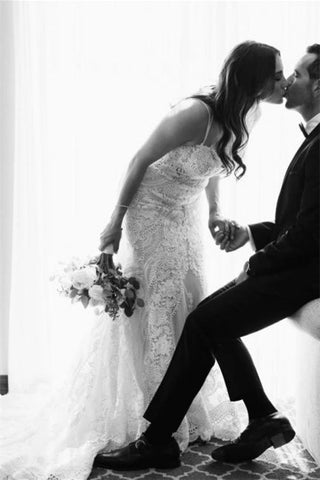 Elegantes vestidos de novia blancos de corte sirena, con escote en V, espalda descubierta y encaje.