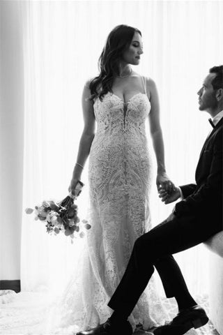 Elegantes vestidos de novia blancos de corte sirena, con escote en V, espalda descubierta y encaje.