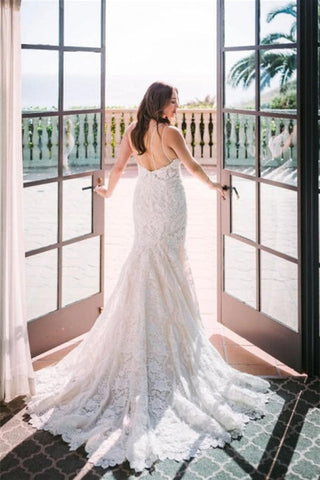Elegantes vestidos de novia blancos de corte sirena, con escote en V, espalda descubierta y encaje.