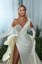 Robe de mariée blanche élégante à col en V, ornée de perles, sans manches, coupe trapèze et fente.