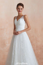 Elegante vestido de novia blanco estilo princesa con escote en V y corte A, de tul y encaje.