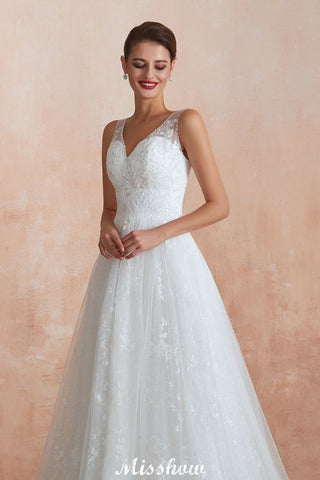 Elegante vestido de novia blanco estilo princesa con escote en V y corte A, de tul y encaje.