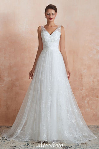Elegante vestido de novia blanco estilo princesa con escote en V y corte A, de tul y encaje.