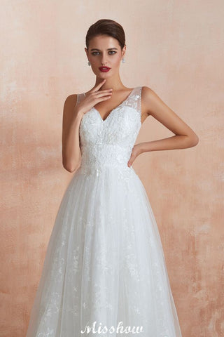 Elegante vestido de novia blanco estilo princesa con escote en V y corte A, de tul y encaje.