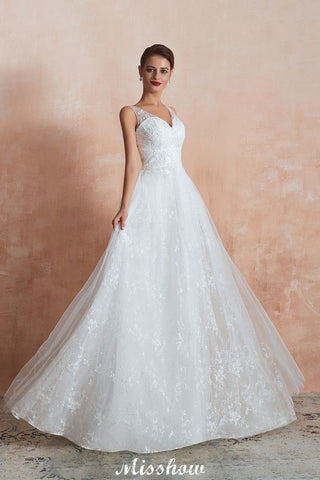 Elegante vestido de novia blanco estilo princesa con escote en V y corte A, de tul y encaje.