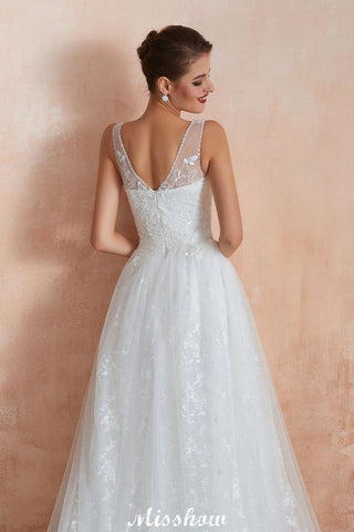 Elegante vestido de novia blanco estilo princesa con escote en V y corte A, de tul y encaje.