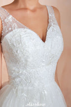 Elegante vestido de novia blanco estilo princesa con escote en V y corte A, de tul y encaje.