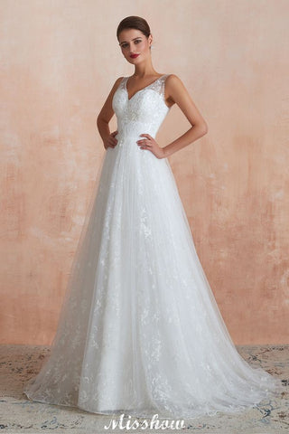 Elegante vestido de novia blanco estilo princesa con escote en V y corte A, de tul y encaje.