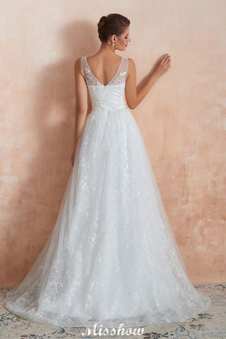 Elegante vestido de novia blanco estilo princesa con escote en V y corte A, de tul y encaje.
