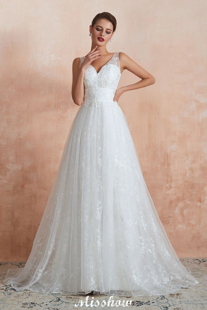 Elegante vestido de novia blanco estilo princesa con escote en V y corte A, de tul y encaje.