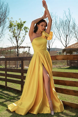 Élégante robe de soirée jaune asymétrique à une épaule avec fente