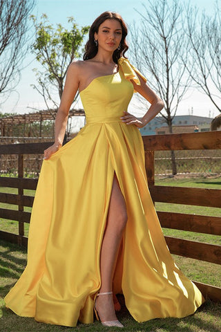 Élégante robe de soirée jaune asymétrique à une épaule avec fente