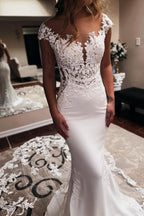 Robe de mariée sirène longue élégante, décolleté cœur, sans manches, traîne chapelle et dos nu