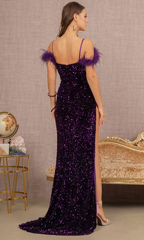 Vestido de graduación con lentejuelas y plumas