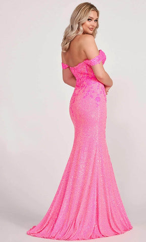 Vestido de noche bordado con hombros descubiertos