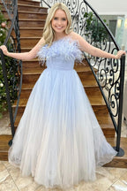 Enid | Vestido largo de fiesta sin tirantes con plumas degradadas en azul y blanco