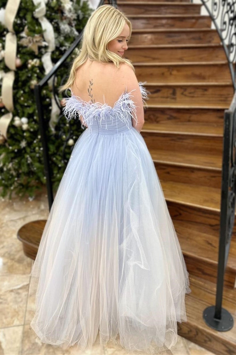 Enid | Vestido largo de fiesta sin tirantes con plumas degradadas en azul y blanco