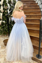 Enid | Vestido largo de fiesta sin tirantes con plumas degradadas en azul y blanco