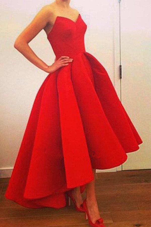 Vestido largo de fiesta asimétrico de satén con escote corazón, sin tirantes y con volantes. 