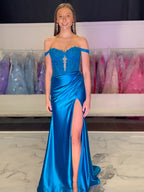 Eseld | Robe de bal longue sirène en satin rose avec décolleté cœur et fente