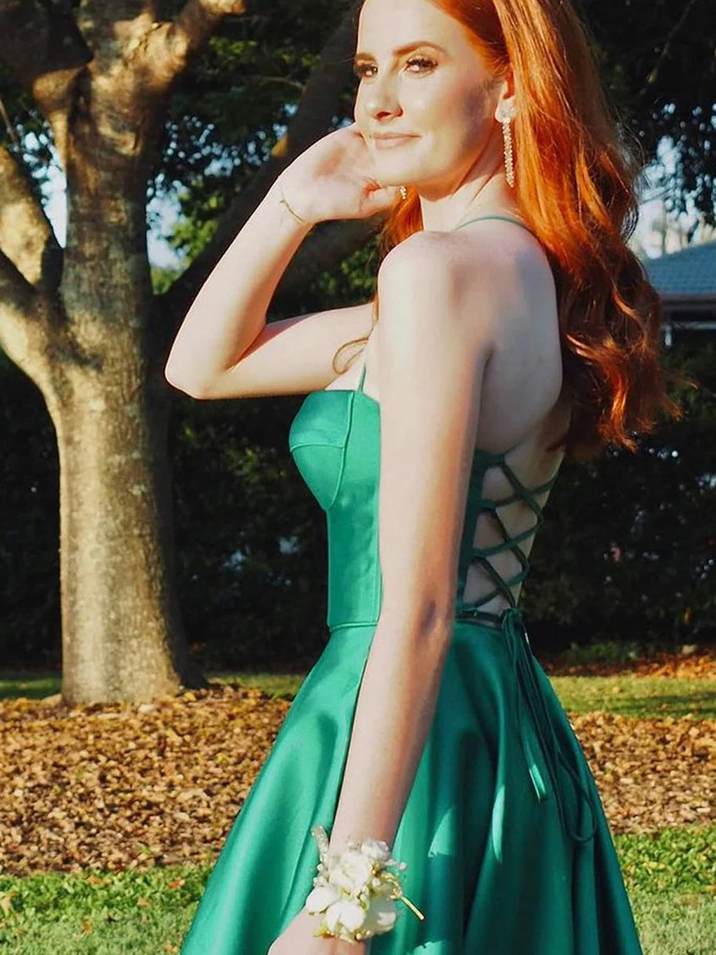 Etherea | Robe de bal longue en satin vert satiné, coupe trapèze, décolleté cœur et fente