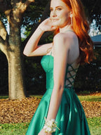 Etherea | Robe de bal longue en satin vert satiné, coupe trapèze, décolleté cœur et fente