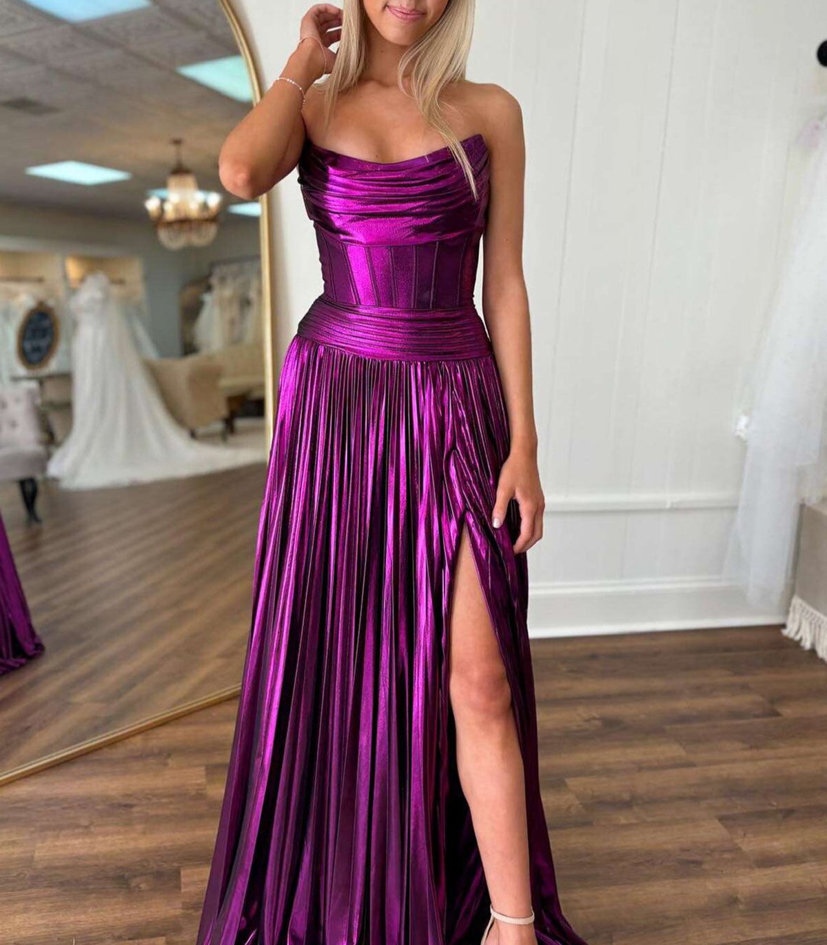 Eunice | Robe de bal longue violette plissée métallisée, sans bretelles, coupe trapèze, avec fente
