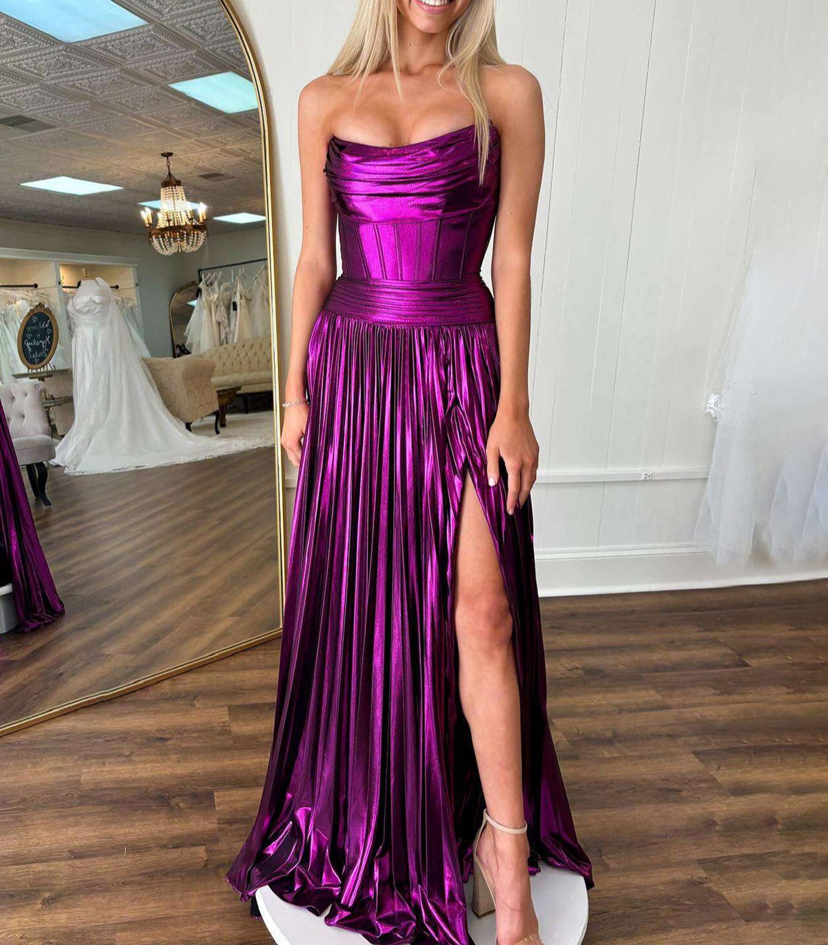 Eunice | Robe de bal longue violette plissée métallisée, sans bretelles, coupe trapèze, avec fente