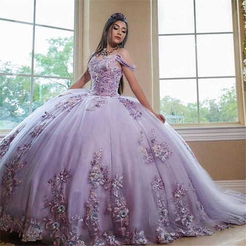 Excelente vestido largo de gala para quinceañera, de tul con hombros descubiertos.