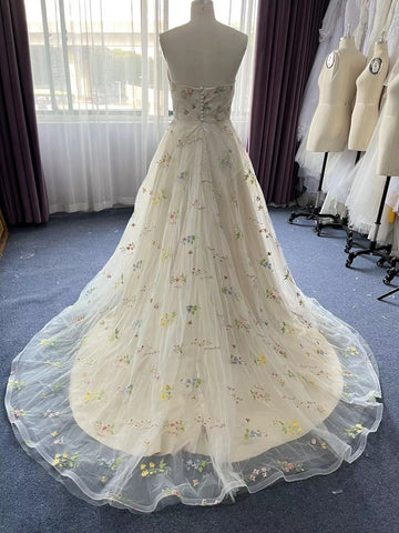 Exquisito vestido de fiesta de tul sin tirantes con estampado floral de corte A