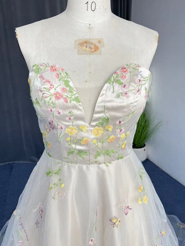 Exquisito vestido de fiesta de tul sin tirantes con estampado floral de corte A