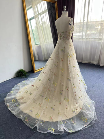 Exquisito vestido de fiesta de tul sin tirantes con estampado floral de corte A