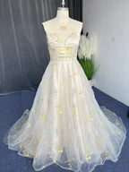 Exquisito vestido de fiesta de tul sin tirantes con estampado floral de corte A