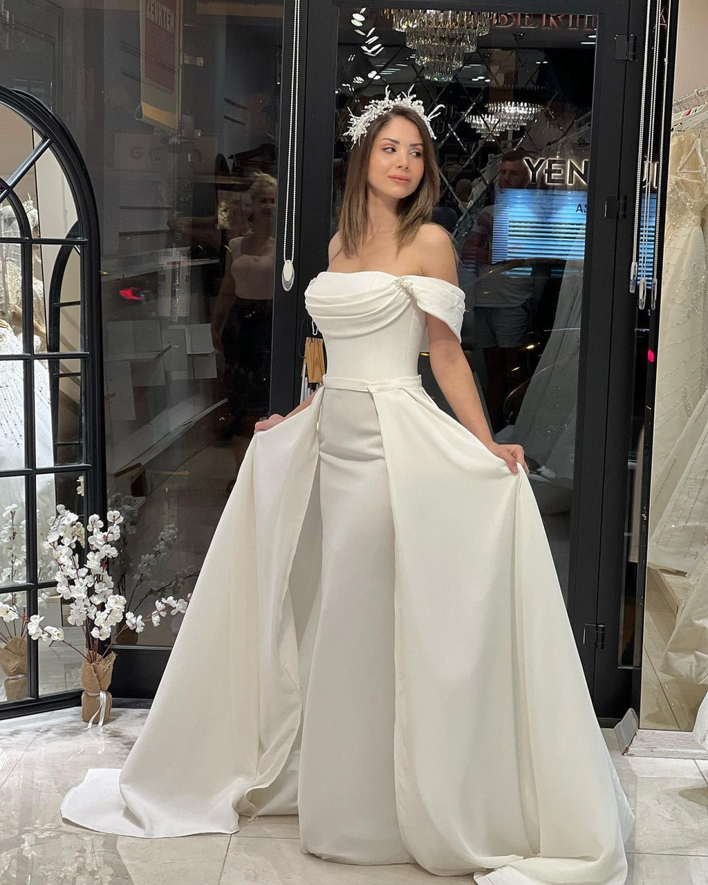 Robe de mariée en satin, coupe trapèze, épaules dénudées, ornée de perles, longueur au sol et perles de rocaille.