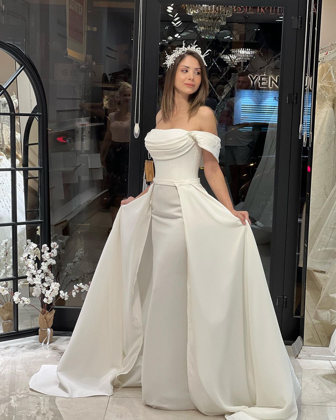 Robe de mariée en satin, coupe trapèze, épaules dénudées, ornée de perles, longueur au sol et perles de rocaille.