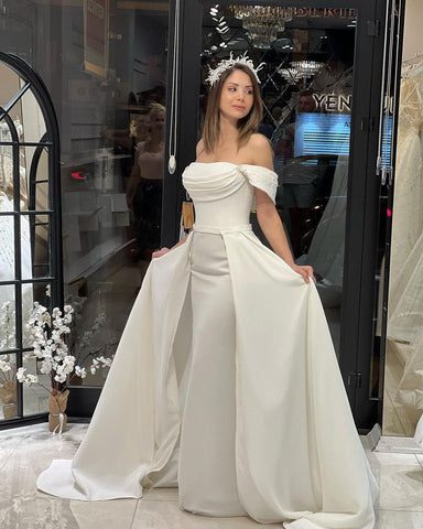 Exquisito vestido de novia de satén corte línea A, largo hasta el suelo, con hombros descubiertos y cuentas.