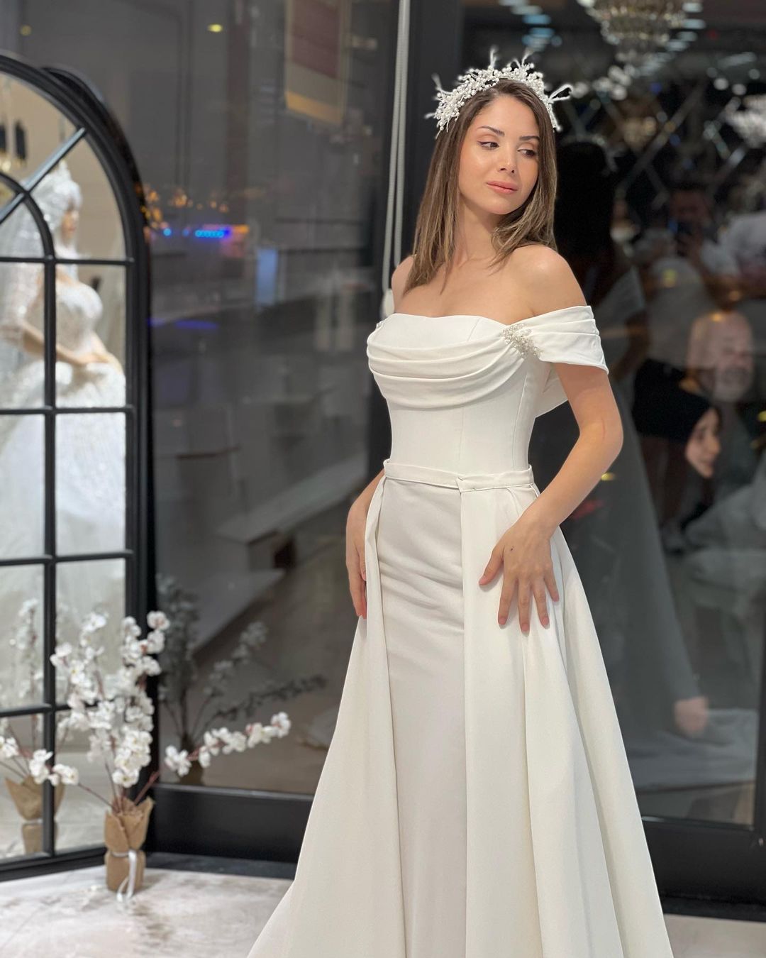 Robe de mariée en satin, coupe trapèze, épaules dénudées, ornée de perles, longueur au sol et perles de rocaille.