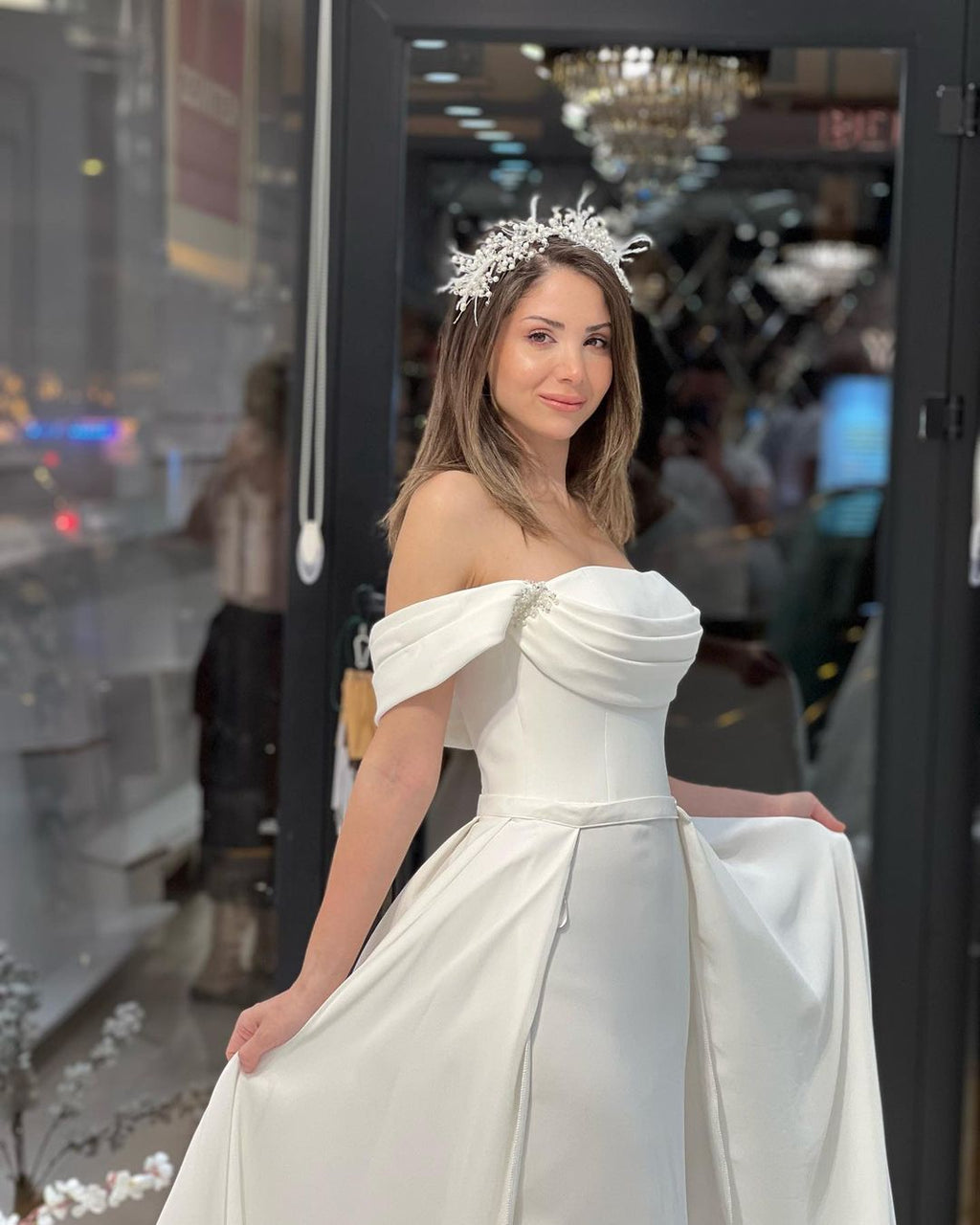 Robe de mariée en satin, coupe trapèze, épaules dénudées, ornée de perles, longueur au sol et perles de rocaille.