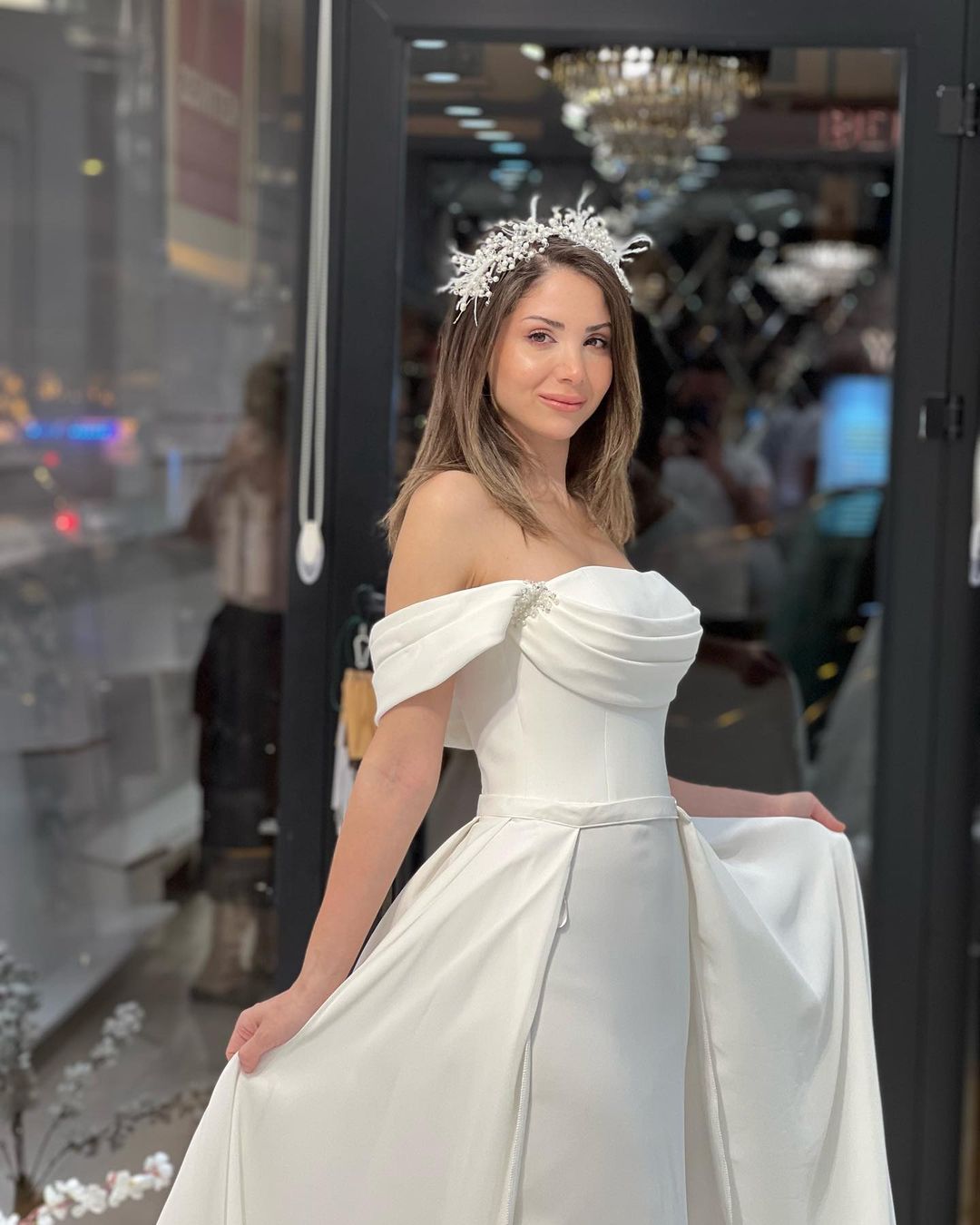 Robe de mariée en satin, coupe trapèze, épaules dénudées, ornée de perles, longueur au sol et perles de rocaille.
