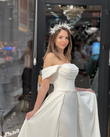 Exquisito vestido de novia de satén corte línea A, largo hasta el suelo, con hombros descubiertos y cuentas.