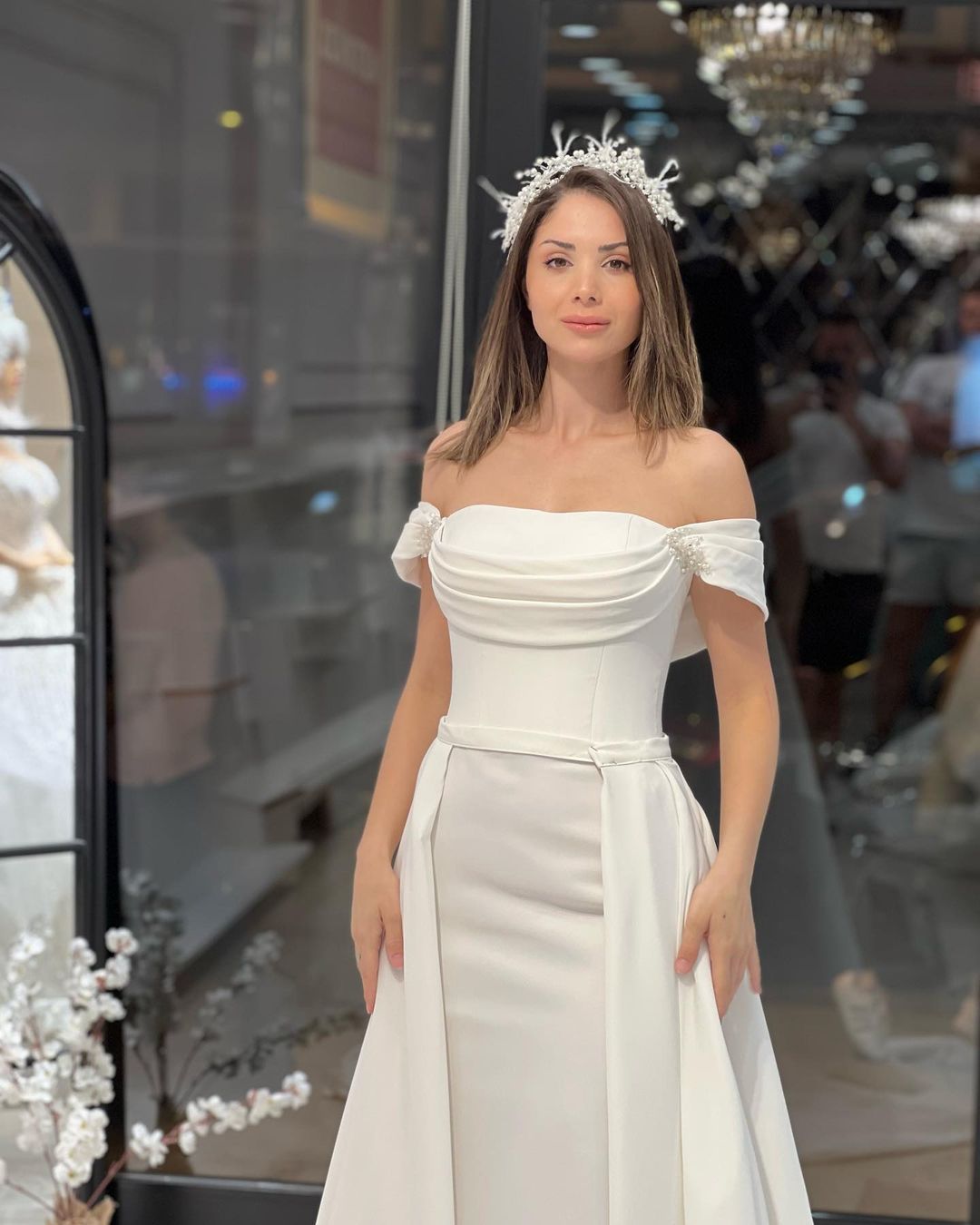 Robe de mariée en satin, coupe trapèze, épaules dénudées, ornée de perles, longueur au sol et perles de rocaille.