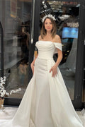 Robe de mariée en satin, coupe trapèze, épaules dénudées, ornée de perles, longueur au sol et perles de rocaille.