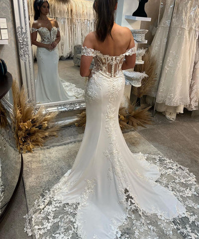 Exquisito vestido de novia de sirena de encaje, sin mangas, con escote corazón y hombros descubiertos, largo hasta el suelo.