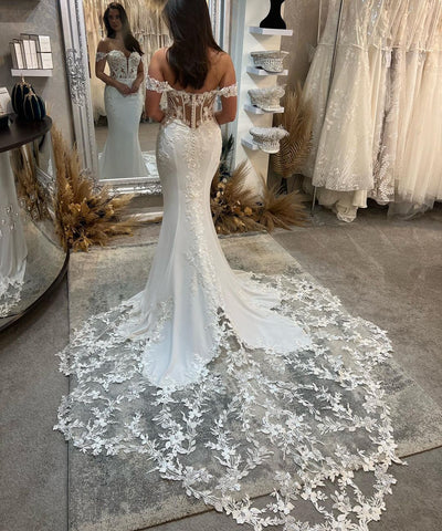 Exquisito vestido de novia de sirena de encaje, sin mangas, con escote corazón y hombros descubiertos, largo hasta el suelo.