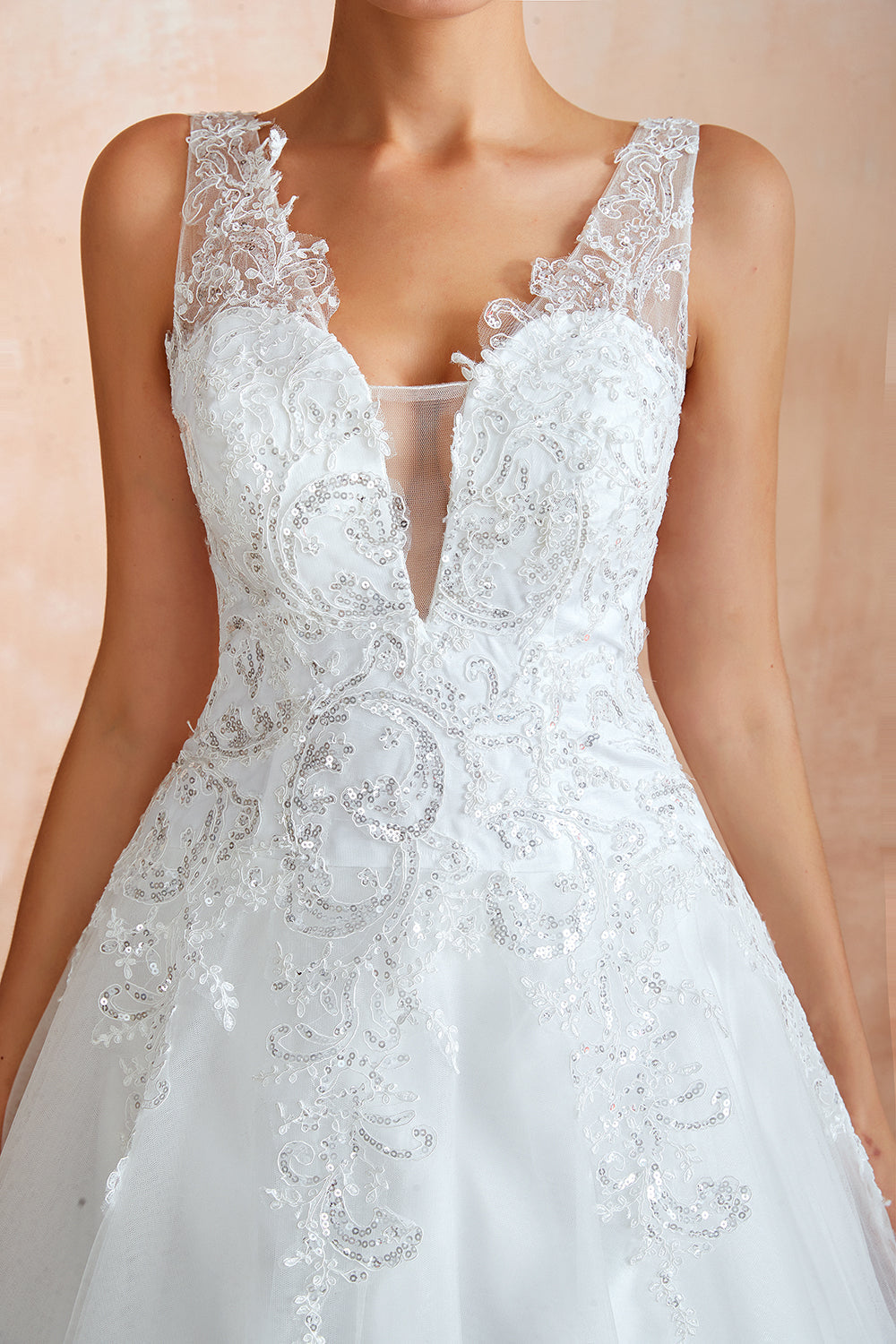 Robe de mariée longue et exquise en tulle et dentelle, coupe trapèze, ornée d'appliqués.