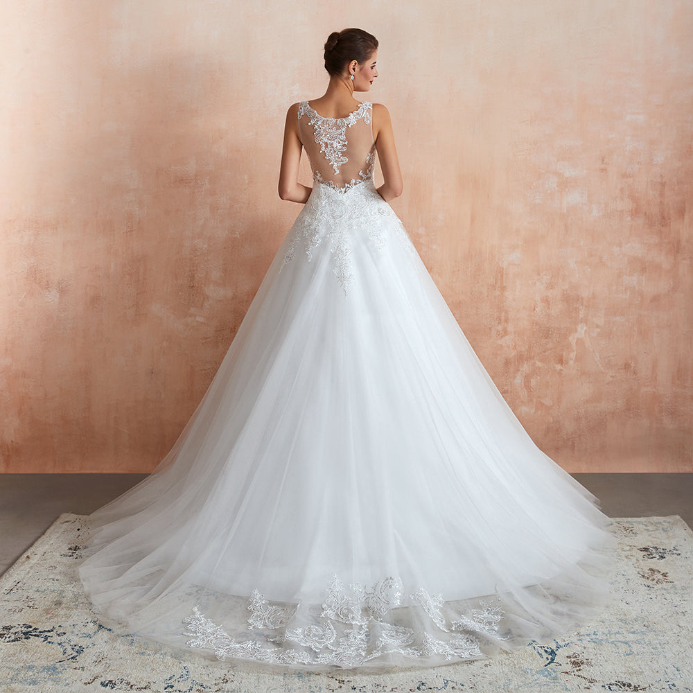 Robe de mariée longue et exquise en tulle et dentelle, coupe trapèze, ornée d'appliqués.