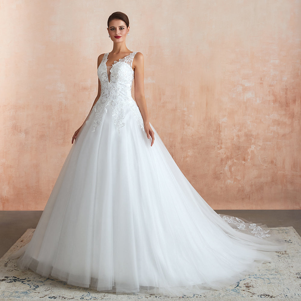 Robe de mariée longue et exquise en tulle et dentelle, coupe trapèze, ornée d'appliqués.